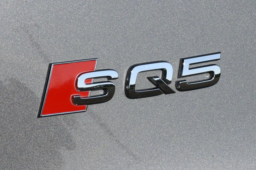 Логотип Audi SQ5 TFSI (8R) 2013 года  (NA) (фото 71 из 82)